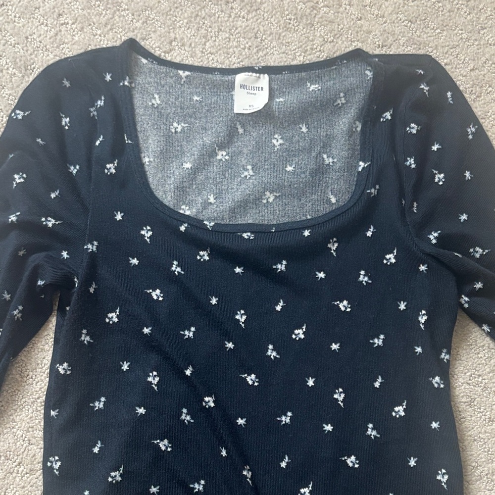 Hollister Women's Navy Floral Top